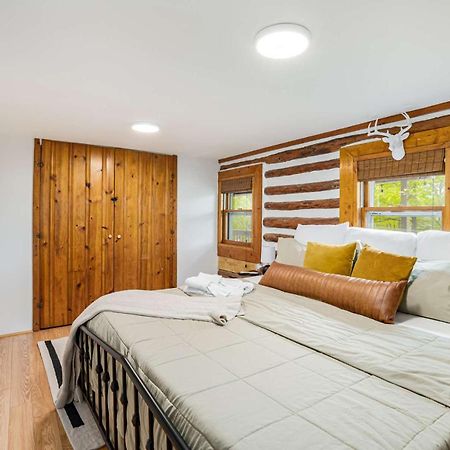 Modernized Log Cabin W Hot Tub Fire Pit & Views Бъркли Спрингс Екстериор снимка
