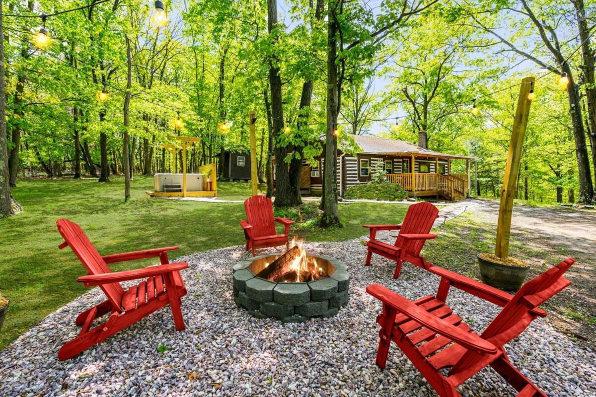 Modernized Log Cabin W Hot Tub Fire Pit & Views Бъркли Спрингс Екстериор снимка
