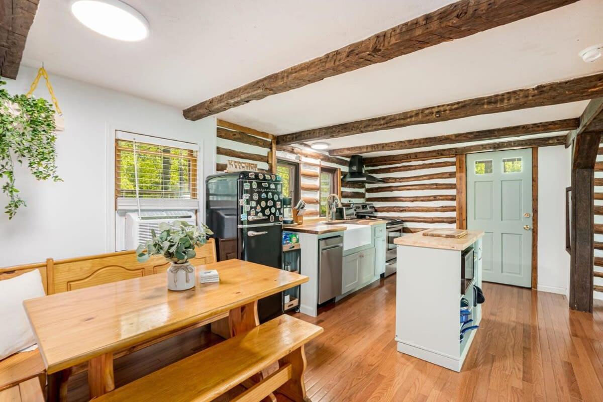 Modernized Log Cabin W Hot Tub Fire Pit & Views Бъркли Спрингс Екстериор снимка