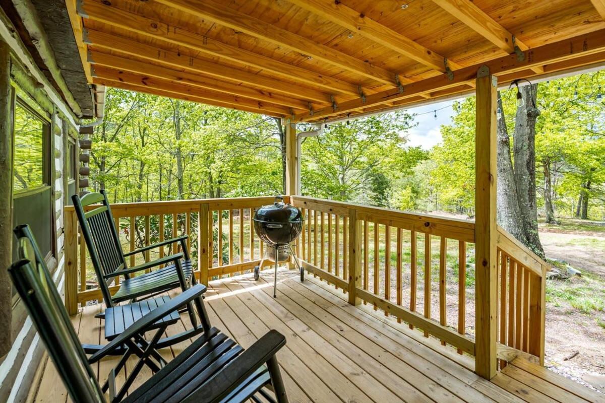 Modernized Log Cabin W Hot Tub Fire Pit & Views Бъркли Спрингс Екстериор снимка