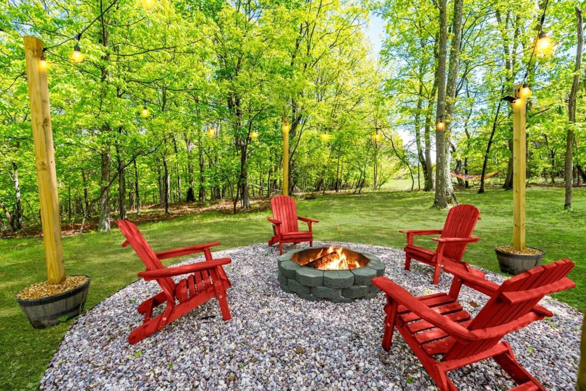 Modernized Log Cabin W Hot Tub Fire Pit & Views Бъркли Спрингс Екстериор снимка