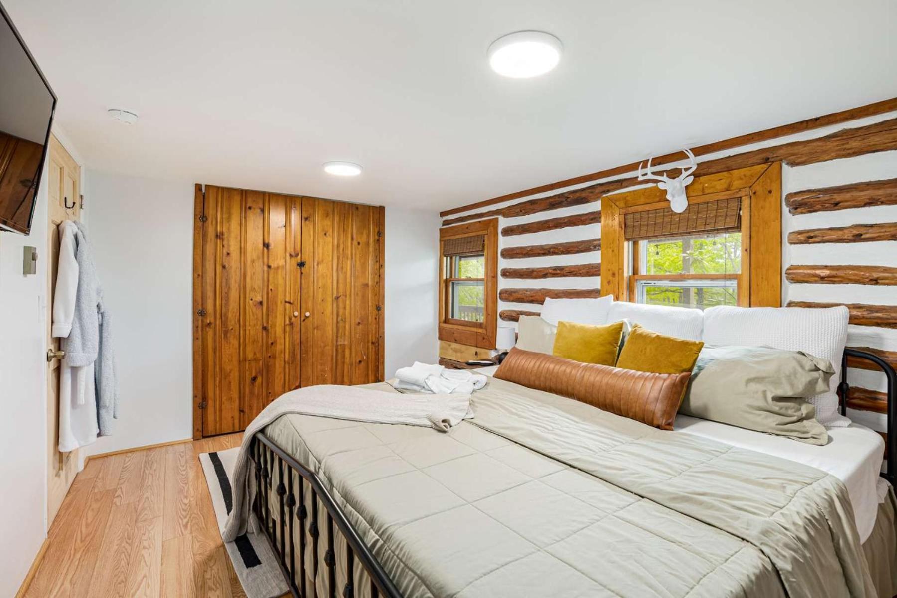 Modernized Log Cabin W Hot Tub Fire Pit & Views Бъркли Спрингс Екстериор снимка