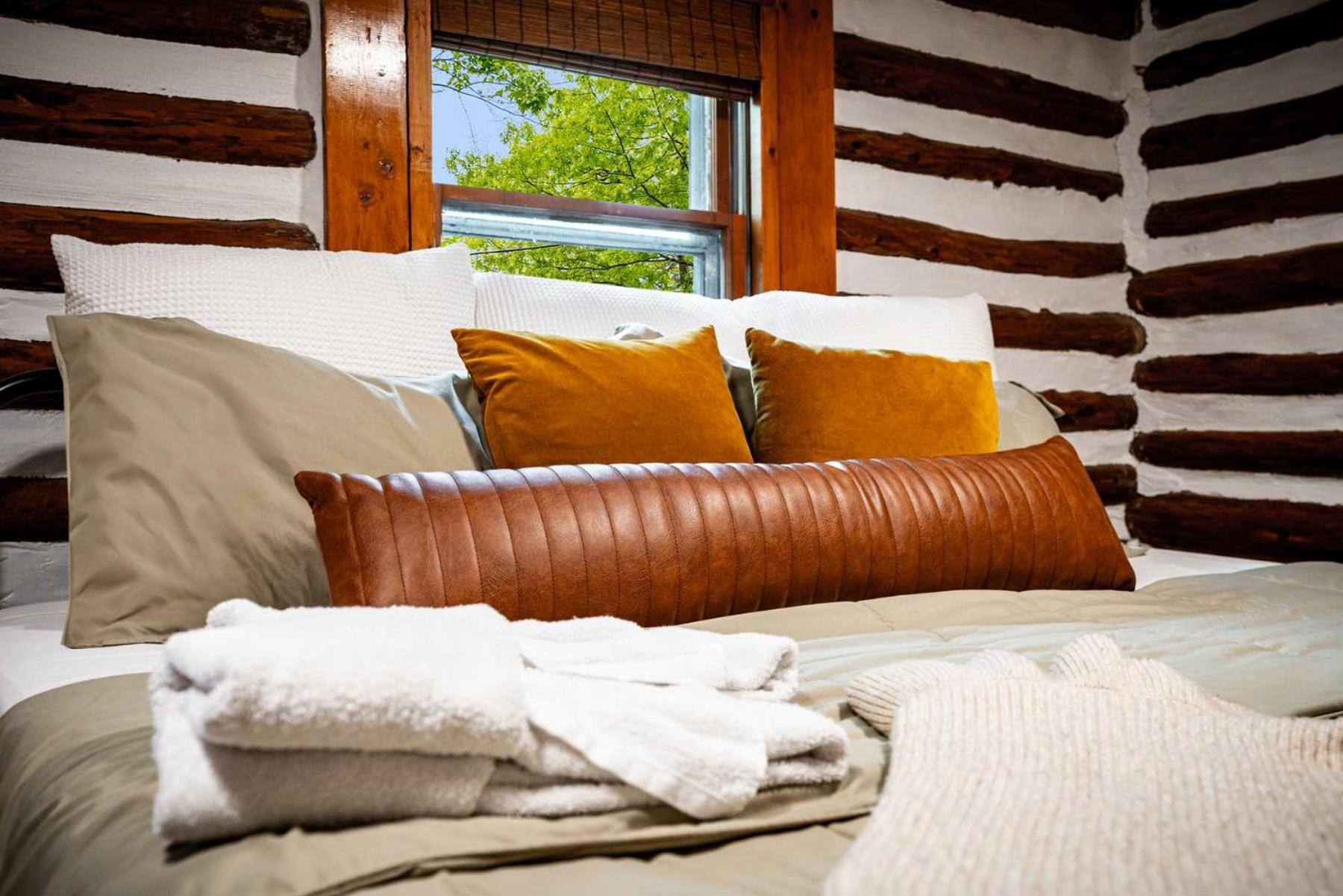Modernized Log Cabin W Hot Tub Fire Pit & Views Бъркли Спрингс Екстериор снимка