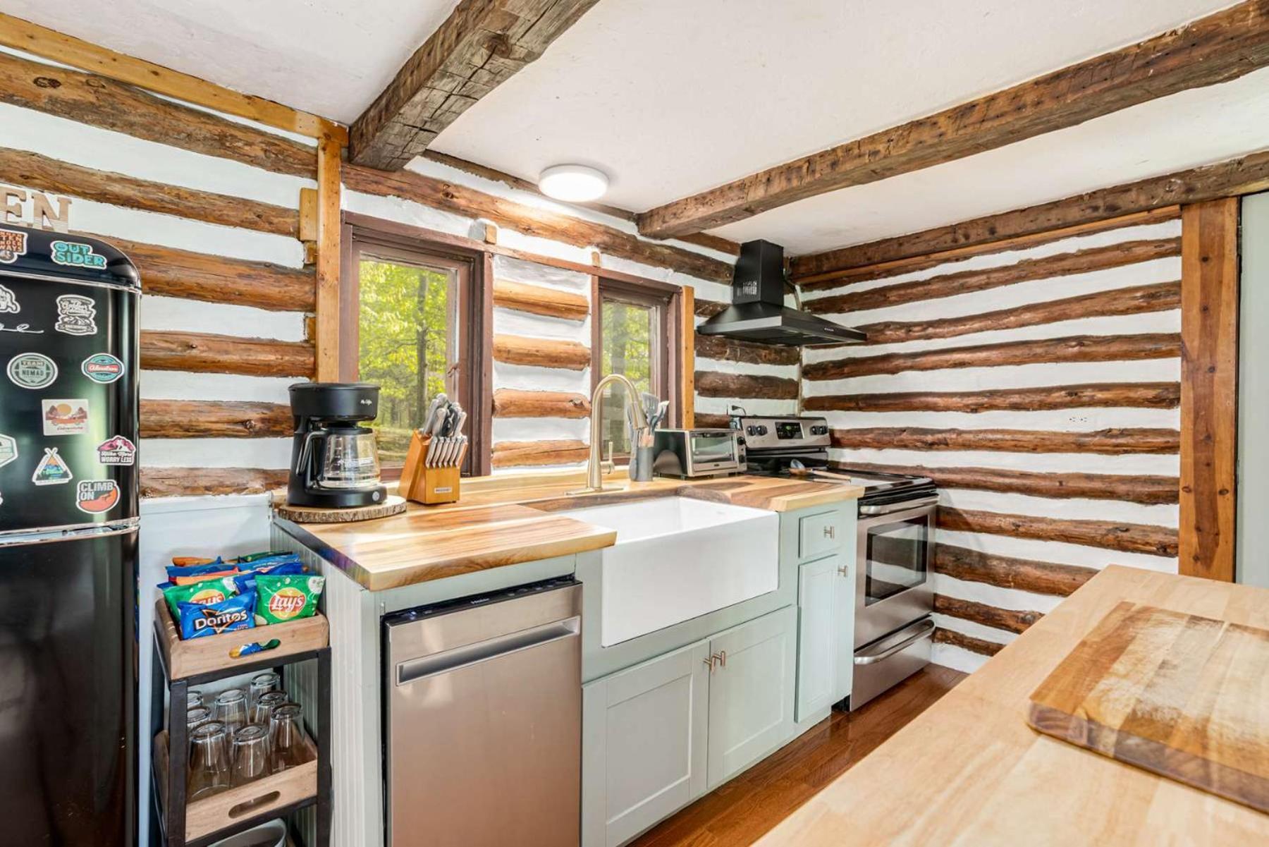 Modernized Log Cabin W Hot Tub Fire Pit & Views Бъркли Спрингс Екстериор снимка